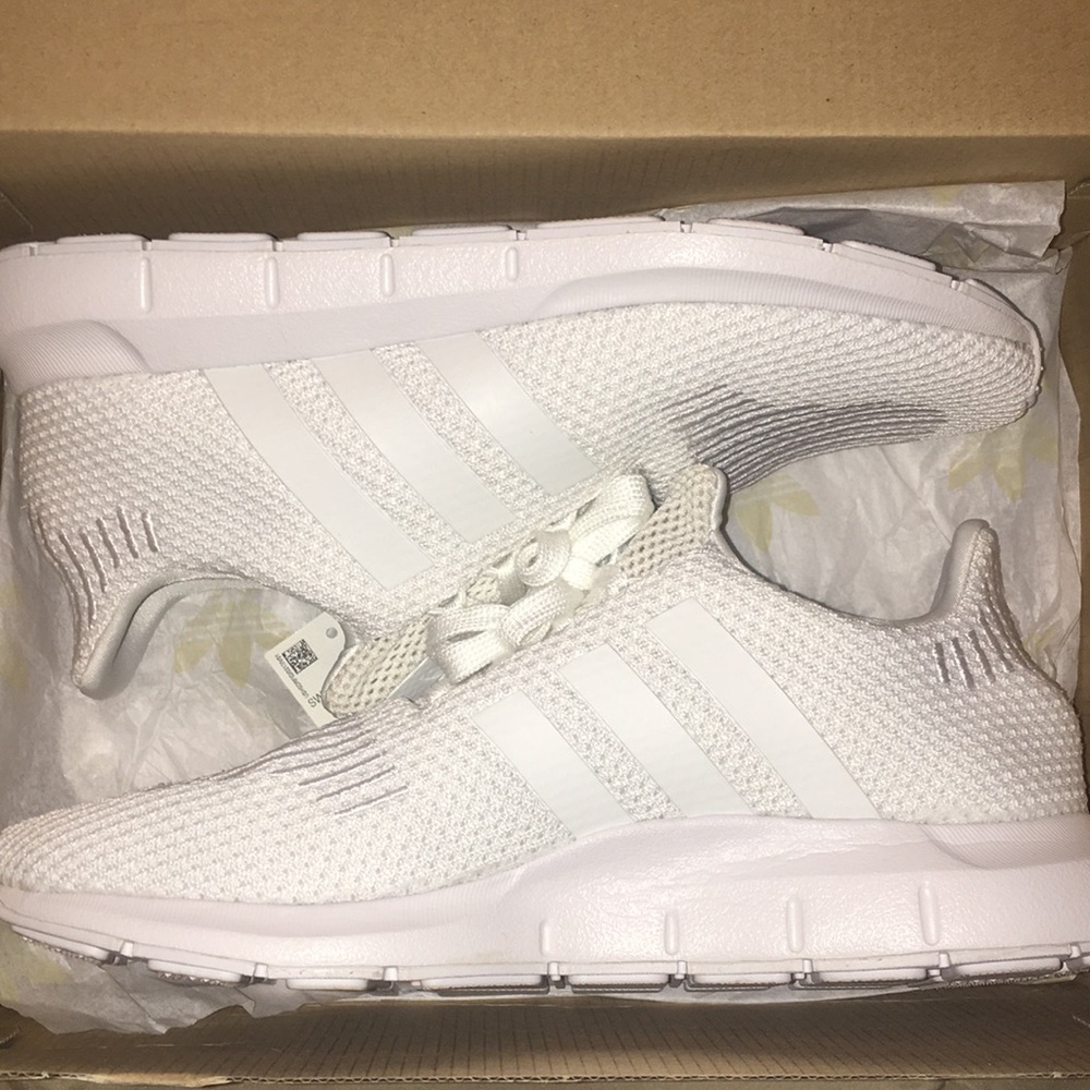 [NWOT]WHITE ADIDAS SWIFT RUNS